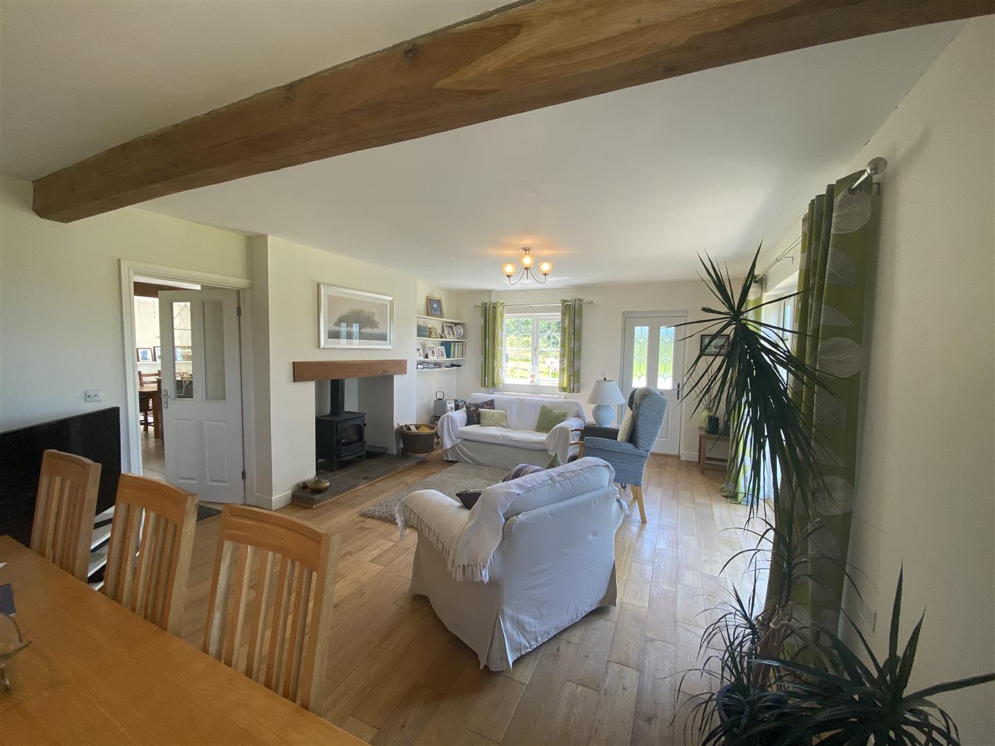 LOUNGE/DINING ROOM